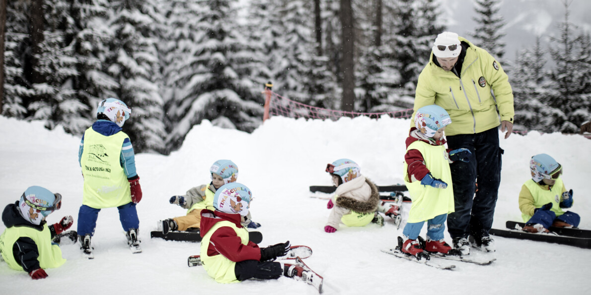 Val di Fassa - Ciampedie - Scuola di sci - Maestro con bambini