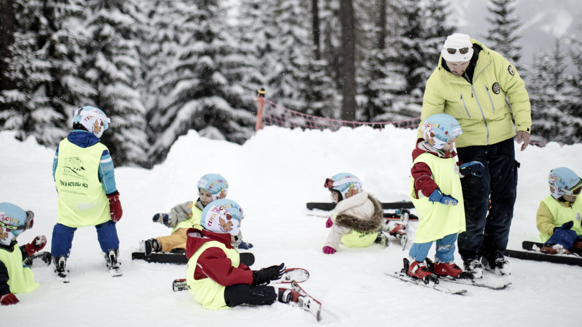 Skigebiete für Anfänger |Spielen im Schnee und erste Ski-Versuche