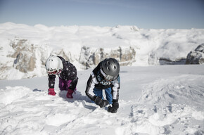 Val di Fassa - Pordoi - Bambini giocano  nella neve