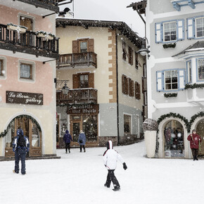 Val di Fassa - Moena - Shopping among the craft stores and typical markets of the centre