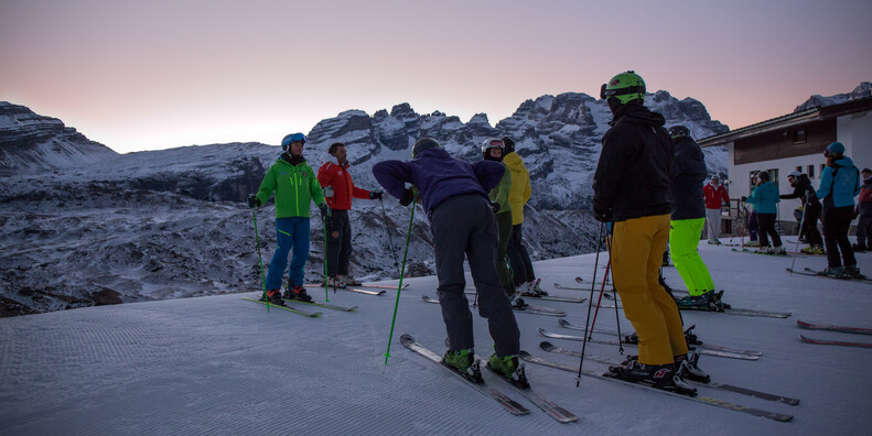 L'emozione dello sci nei colori dell'alba #2