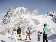 Canazei leží přímo u lyžařského areálu Giro del Sellaronda, který je součástí střediska Dolomiti Superski