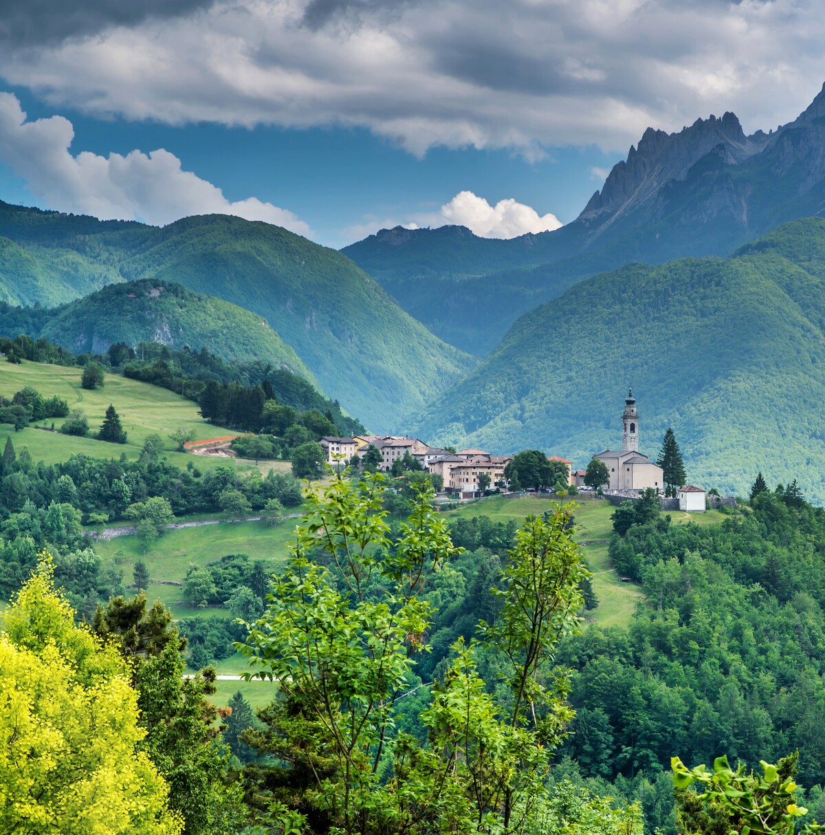Vallarsa Trekking in einem grünen rauen und schönen Tal Trentino