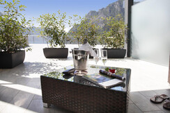 angolo privato sulla terrazza vista lago di garda