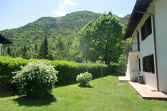 Il giardino intorno a casa Piva