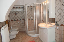 Bagno con box doccia