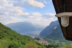 Apartament z widokiem na jezioro Garda