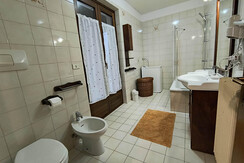 bagno appartamento con terrazzo
