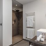  Photo of 4-bed room, shower, toilet