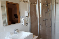 bagno camera con letto a castello