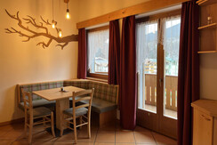 angolo tavolo con vista Paganella