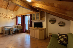 soggiorno con tv e uscita sul balcone