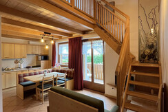 soggiorno/cucina e scaletta che porta sul soppalco