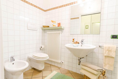 104 - Bagno con box doccia