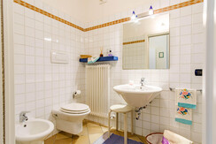 105 - Bagno con box doccia