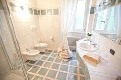 Suite 107 - Bagno con box doccia