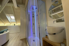 bagno privato camera in mansarda