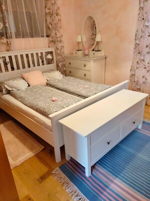 Romantisches Schlafzimmer mit ganz neuen Matratzen