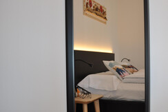 Letto matrimoniale dallo specchio