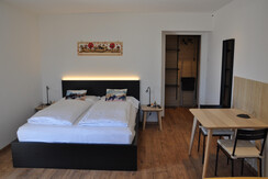 Letto matrimoniale con tavolo