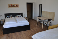 Vista del letto del tavolo e del divano letto