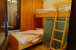 Camera da letto con letto a castello