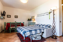 Divano letto matrimoniale in soggiorno