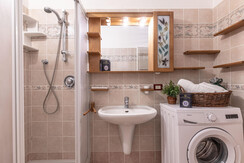 Bagno con box doccia e lavatrice