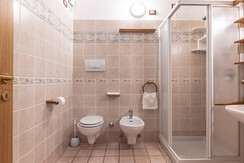 Bagno con box doccia, wc e bidet