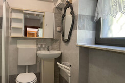 bagno con doccia e finestra 2