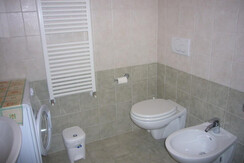 bagno con lavatrice e box doccia