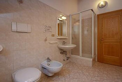 bagno con box doccia