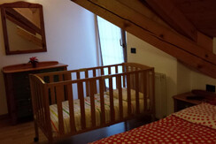 camera matrimoniale con lettino bimbi