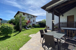 Ingresso e giardino a casa Irma