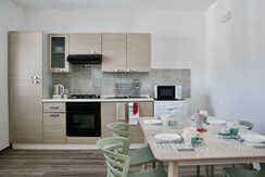 La cucina con il tavolo da pranzo