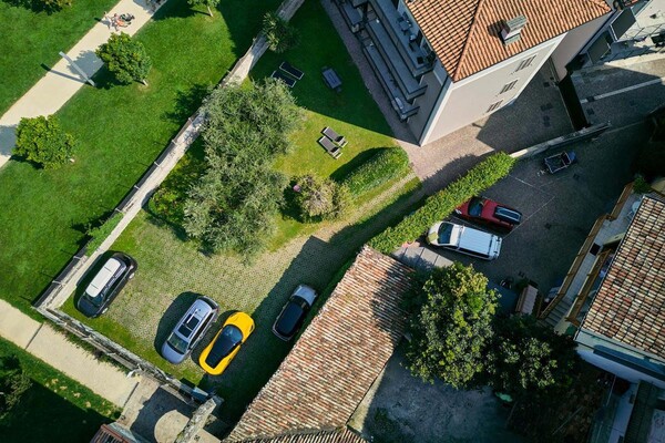 Casa-Ennio-vista-aerea-parcheggio