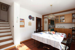 Zona pranzo con la cucina sullo sfondo