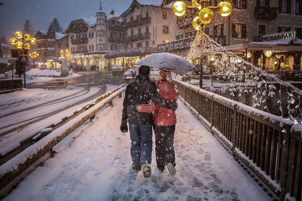 san-martino-di-castrozza---coppia-in-centro-paese_