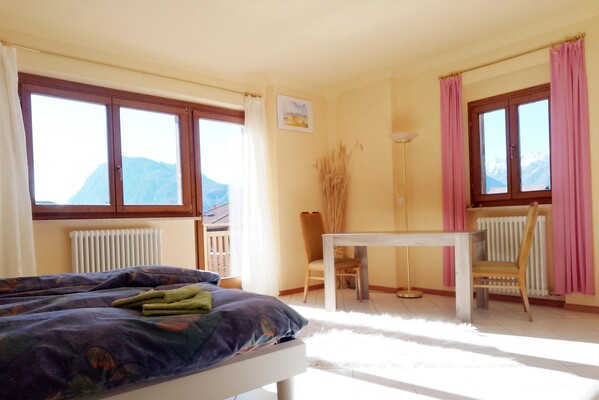 casa-lundo-52-camera-doppia-tavolo