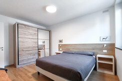 Schlafzimmer mit Doppelbett