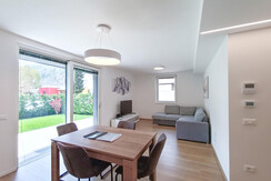 Wohnbereich mit Zugang zum Garten