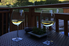 tavolo e sedie anche sul balcone