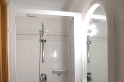 bagno annesso a una camera matrimoniale