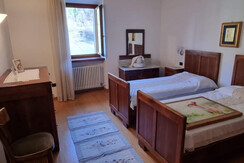 stanza con visuale sul monte