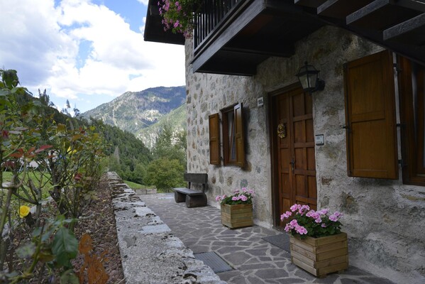 Particolare entrata esterna 1