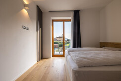 Camera da letto con balcone e vista