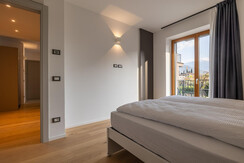 Camera da letto con balcone e vista