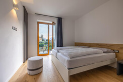 Camera da letto con balcone e vista