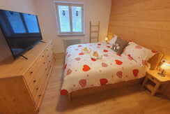 camera matrimoniale con TV