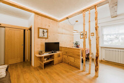 apto_pordoi_dettaglio_divano_tv_tavolo